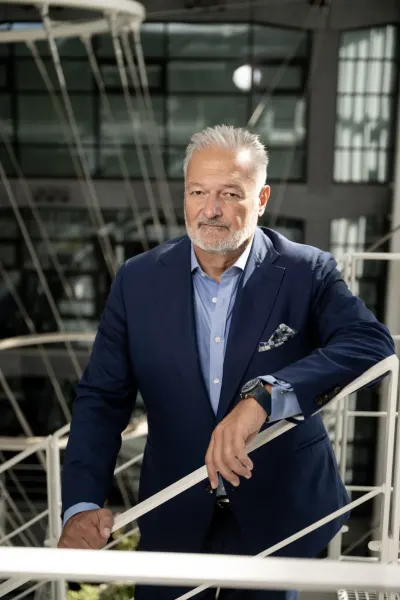 Dr. Thomas Schneider